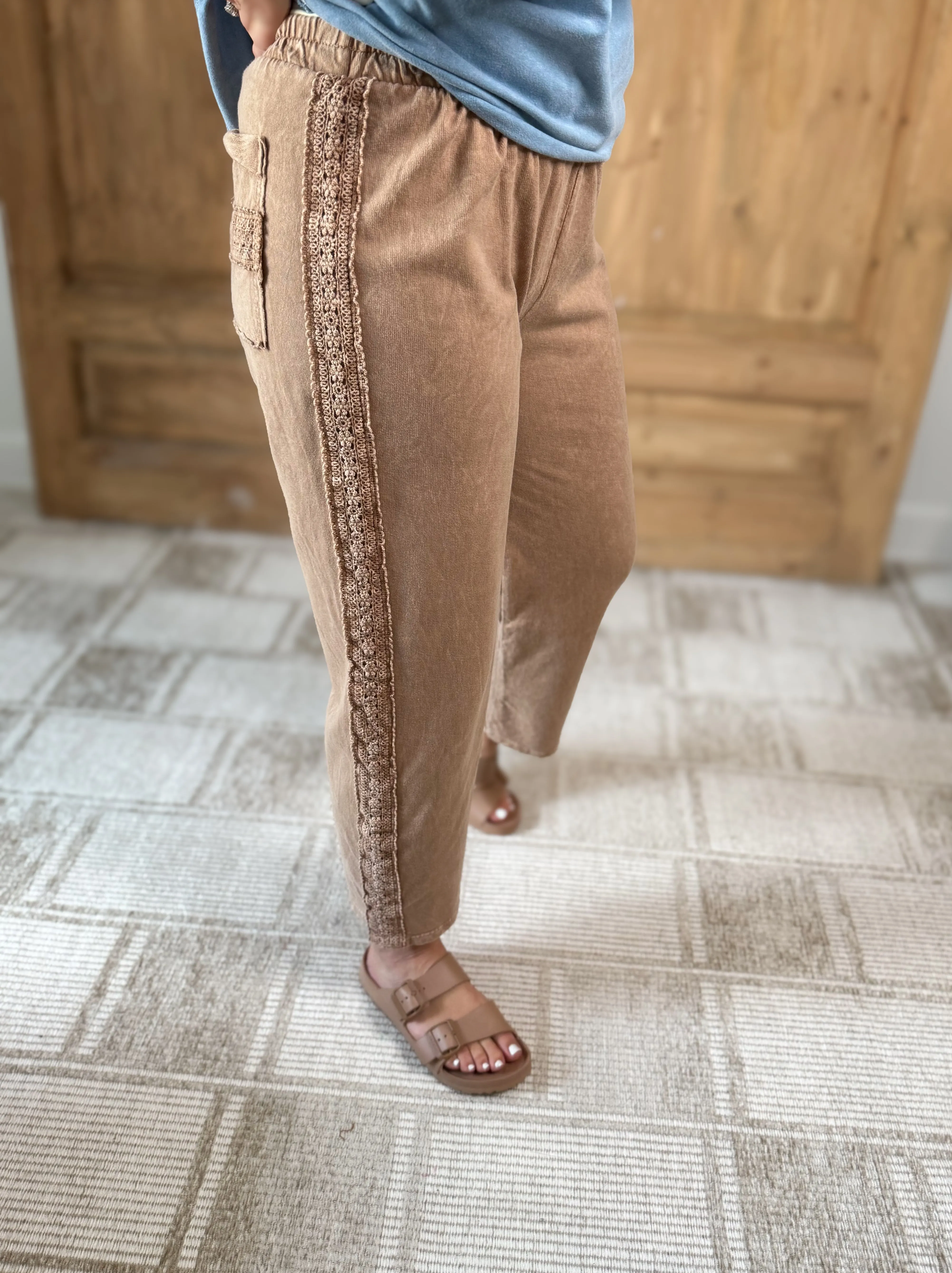 J.HER MINERALWASH DETAILED BACKPOCKET CROPPED PANTS LATTE