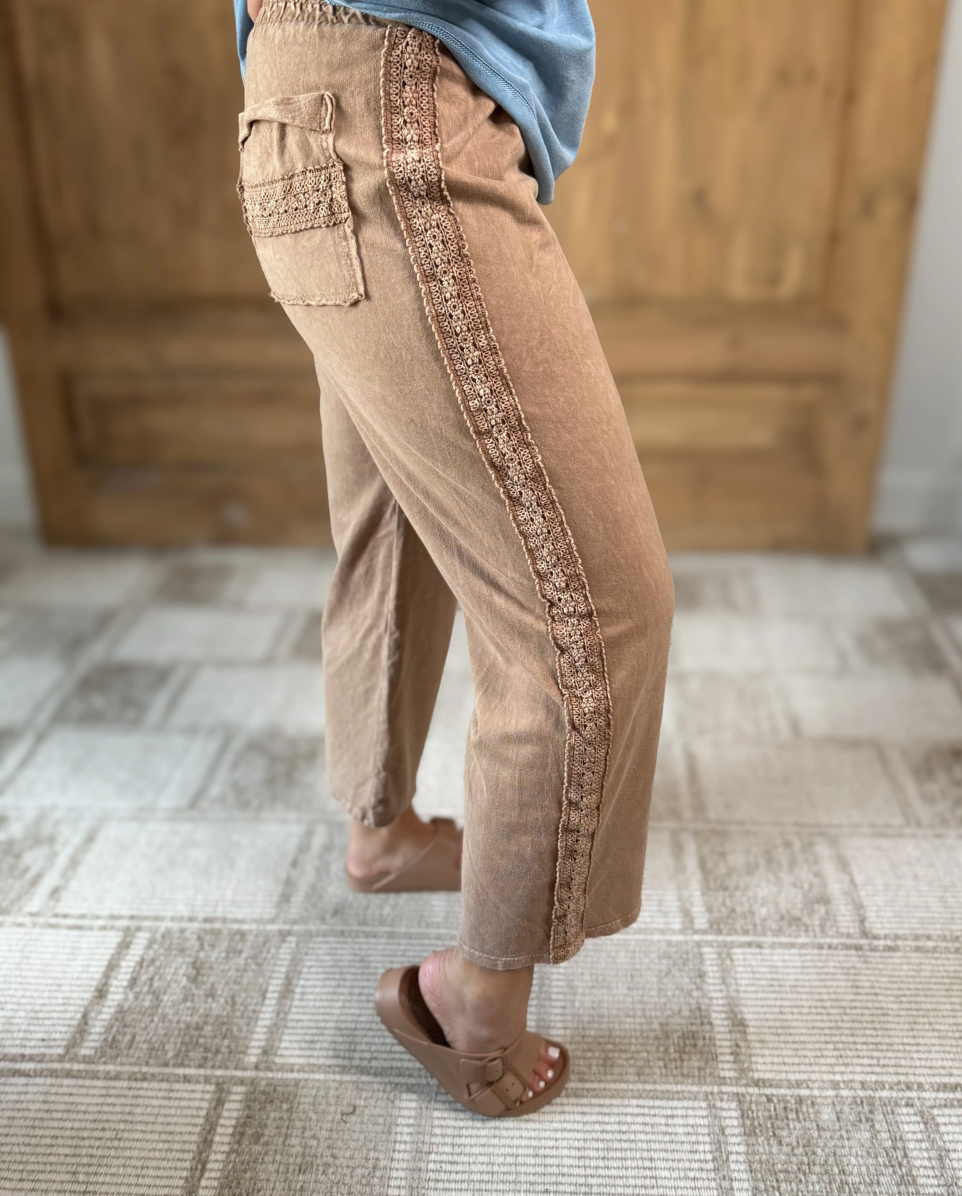 J.HER MINERALWASH DETAILED BACKPOCKET CROPPED PANTS LATTE