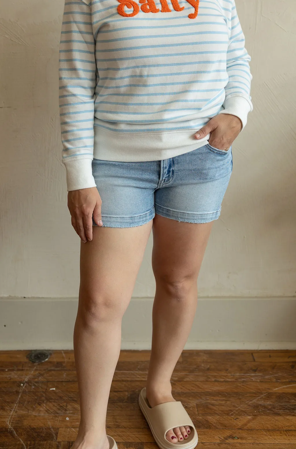 LEANDRA CURVY/REG LOW RISE LIGHT WASH SHORTS WITH SLIT