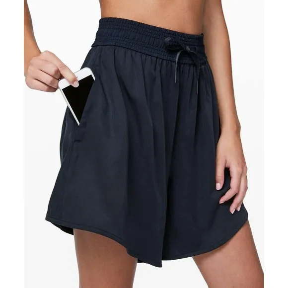 Lululemon Feeling Femme Short 5&quot; navy blue shorts pockets Size 4 Luxtreme Tencel