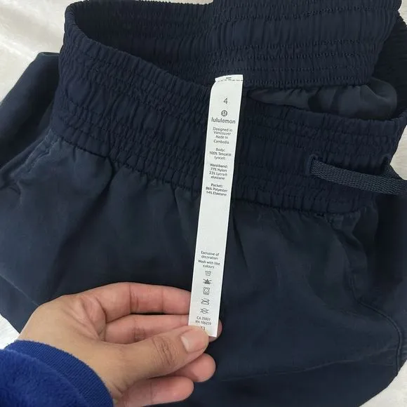 Lululemon Feeling Femme Short 5&quot; navy blue shorts pockets Size 4 Luxtreme Tencel