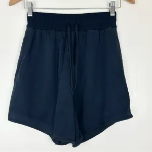 Lululemon Feeling Femme Short 5&quot; navy blue shorts pockets Size 4 Luxtreme Tencel