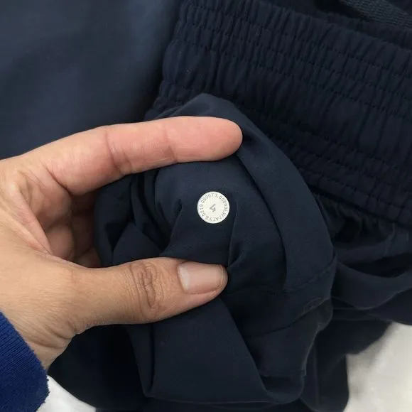 Lululemon Feeling Femme Short 5&quot; navy blue shorts pockets Size 4 Luxtreme Tencel