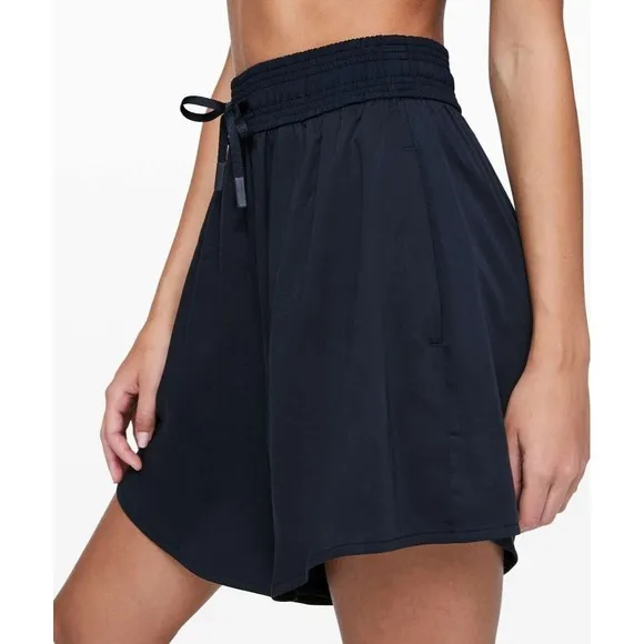 Lululemon Feeling Femme Short 5&quot; navy blue shorts pockets Size 4 Luxtreme Tencel