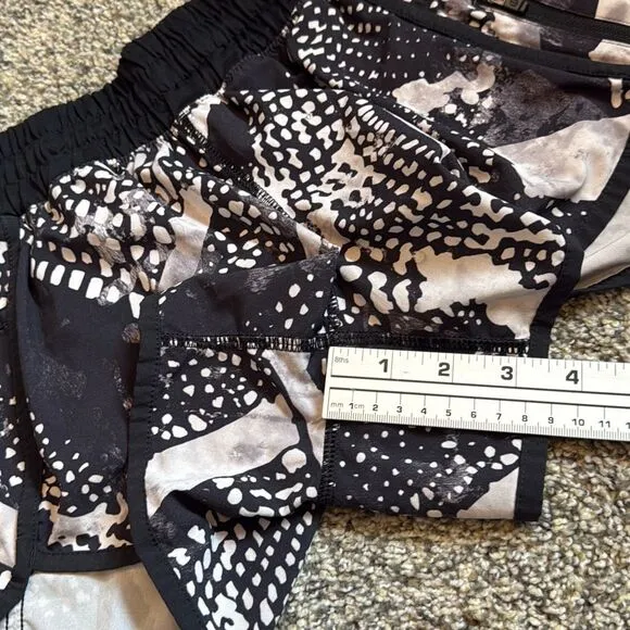 Lululemon Tracker Short III (Sz 4 / XS) Stretch Static Mist White Black / Black