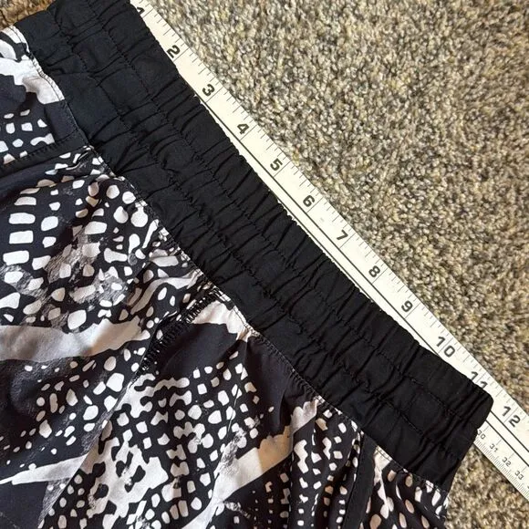 Lululemon Tracker Short III (Sz 4 / XS) Stretch Static Mist White Black / Black