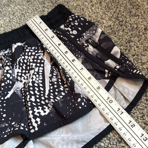 Lululemon Tracker Short III (Sz 4 / XS) Stretch Static Mist White Black / Black