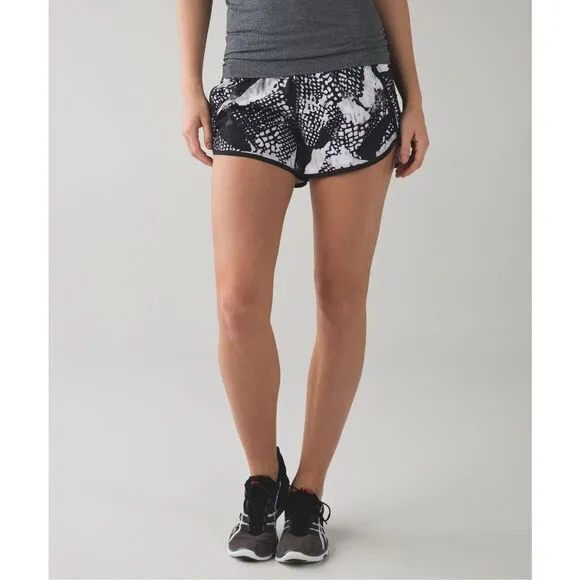 Lululemon Tracker Short III (Sz 4 / XS) Stretch Static Mist White Black / Black