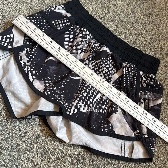 Lululemon Tracker Short III (Sz 4 / XS) Stretch Static Mist White Black / Black