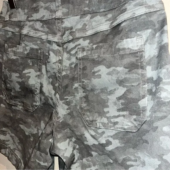 SPANX Twill Stone Wash Stretch Green Camo Shorts‎ Size Small
