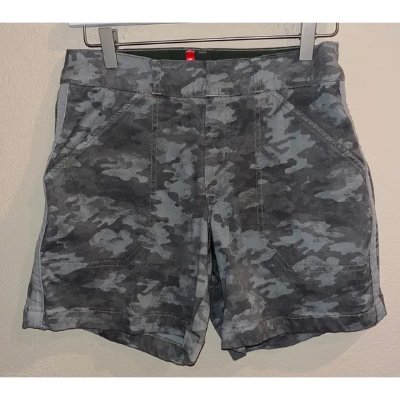 SPANX Twill Stone Wash Stretch Green Camo Shorts‎ Size Small