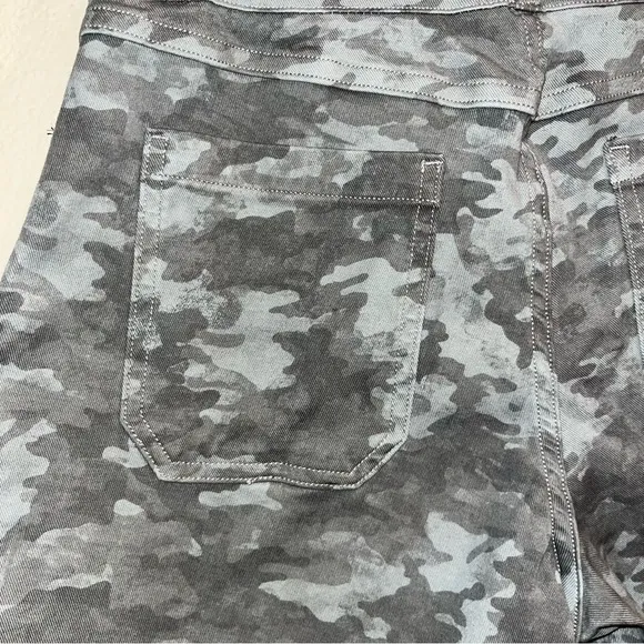 SPANX Twill Stone Wash Stretch Green Camo Shorts‎ Size Small