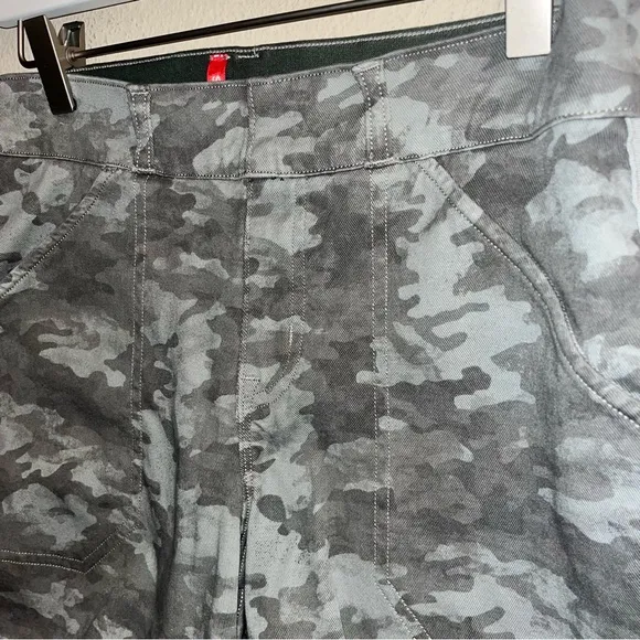 SPANX Twill Stone Wash Stretch Green Camo Shorts‎ Size Small