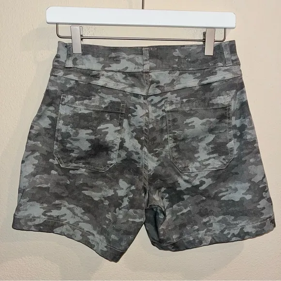 SPANX Twill Stone Wash Stretch Green Camo Shorts‎ Size Small