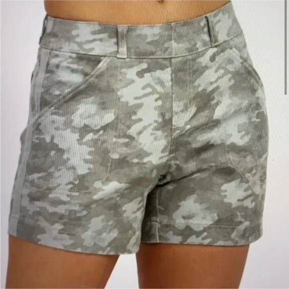 SPANX Twill Stone Wash Stretch Green Camo Shorts‎ Size Small