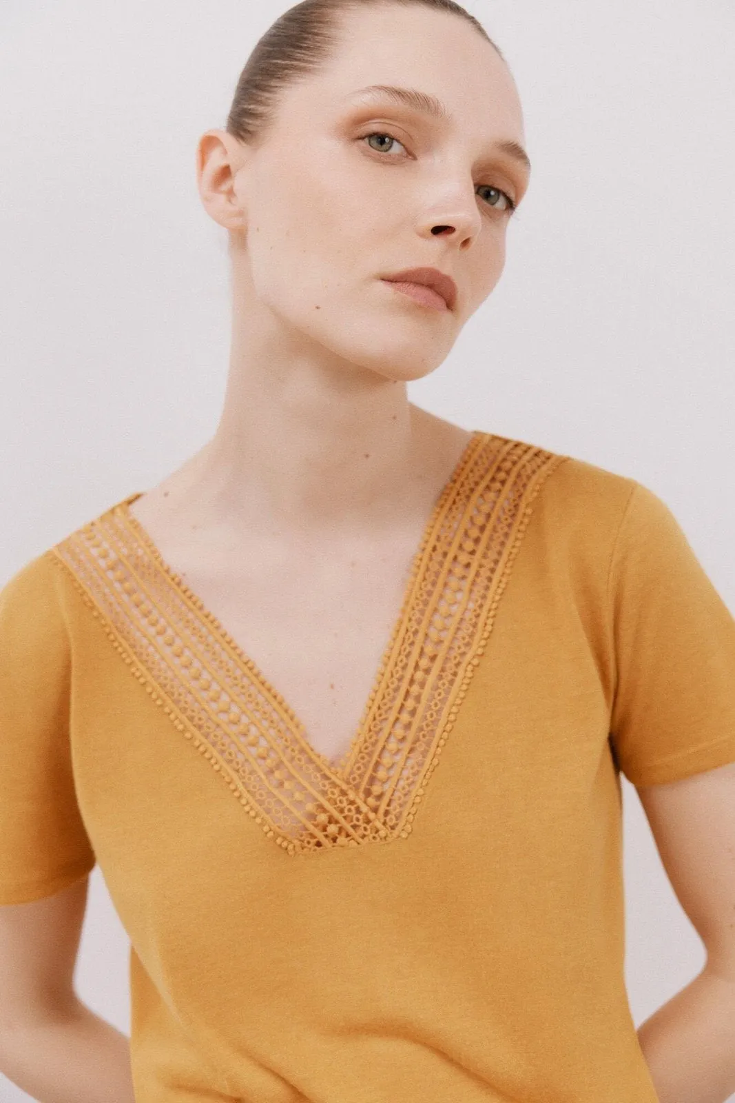 V -Shirt With Trimmings - Yellow/gold