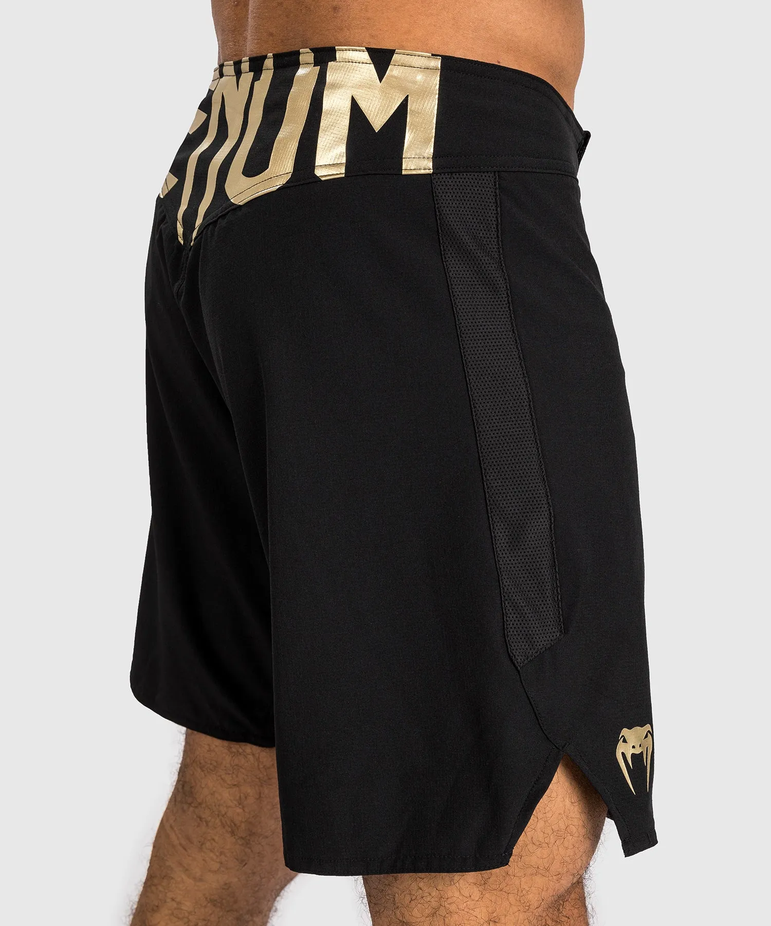 Venum Light 5.0 Vechtshorts - Zwart/Goud