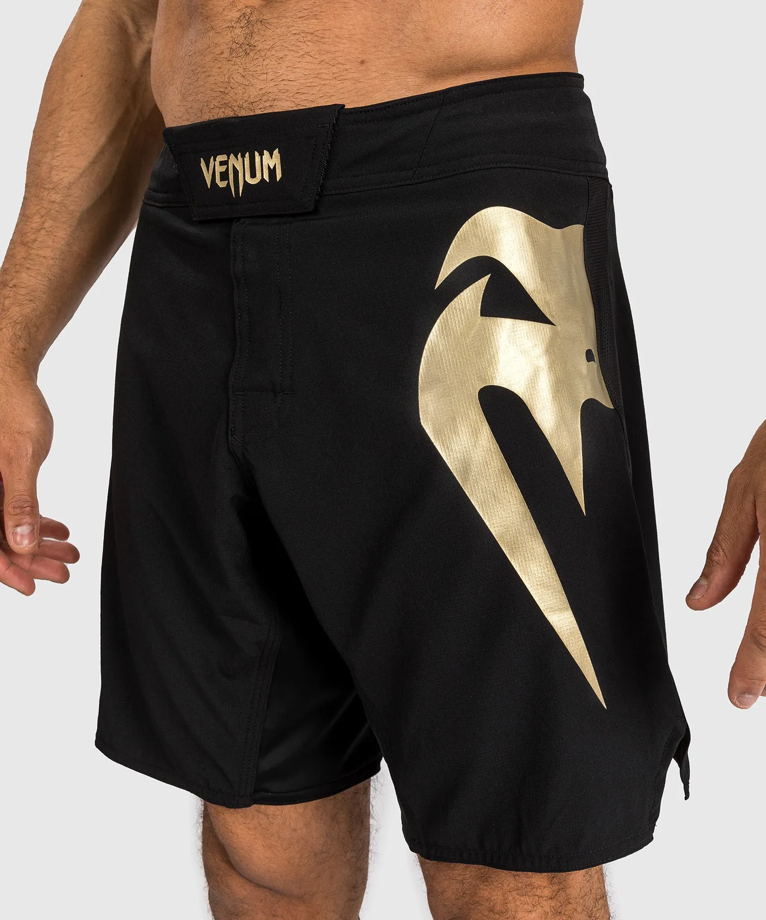 Venum Light 5.0 Vechtshorts - Zwart/Goud